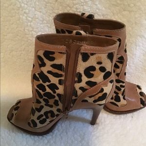 Leopard BCBG ankle boots
